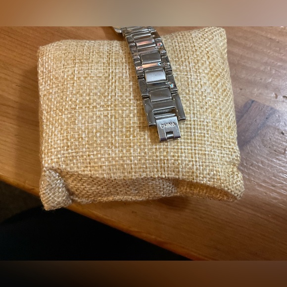 Disney: Mickey Mouse crystal accent bracelet /wrist watch.about/ appropriate 7”. - Picture 10 of 10